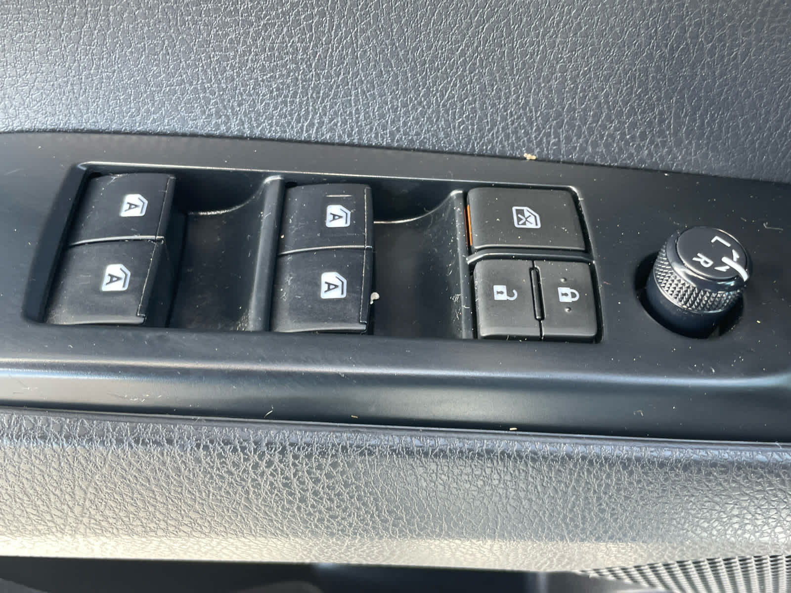 Vehicle image 26 of 40