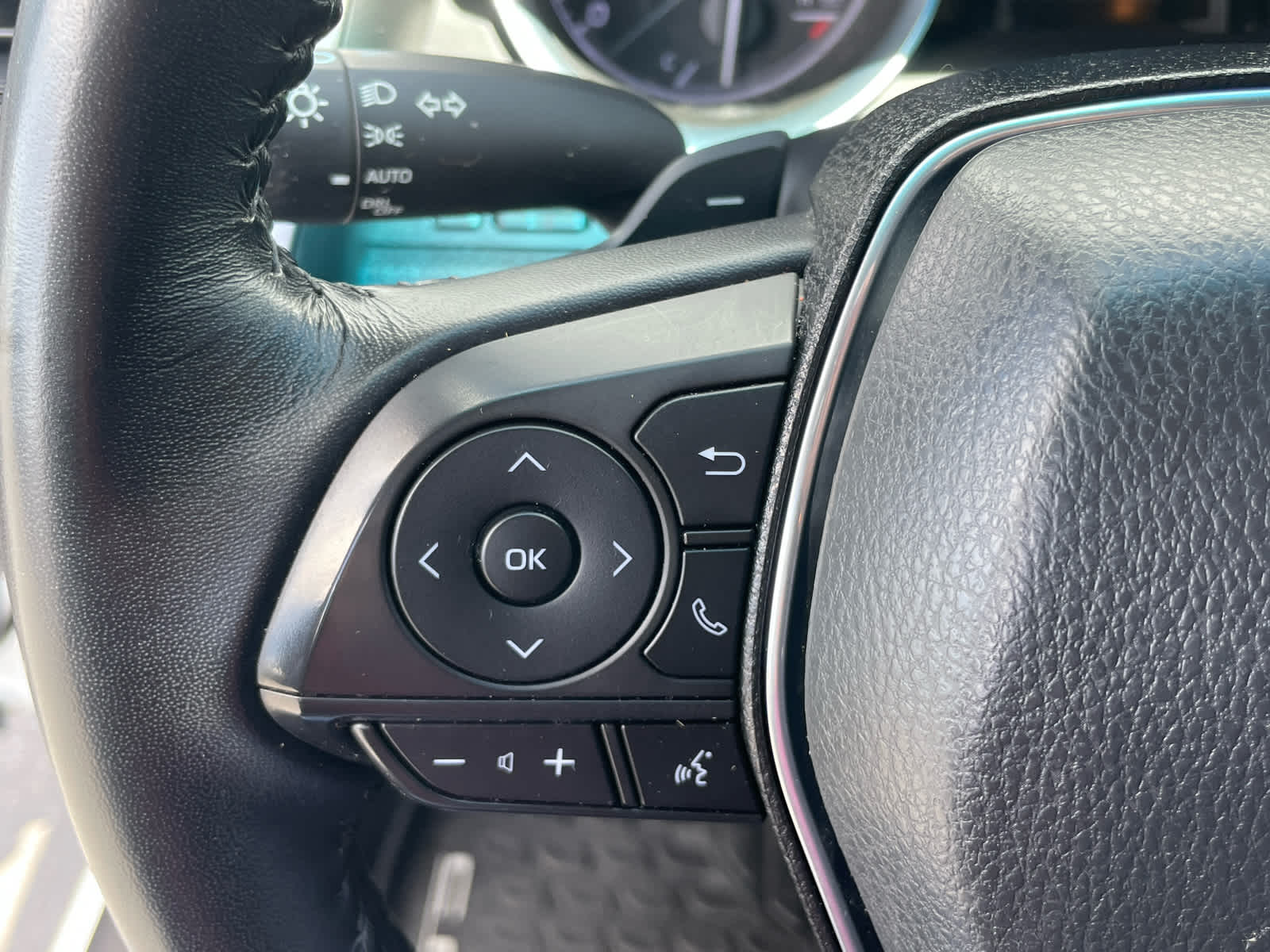 Vehicle image 28 of 40