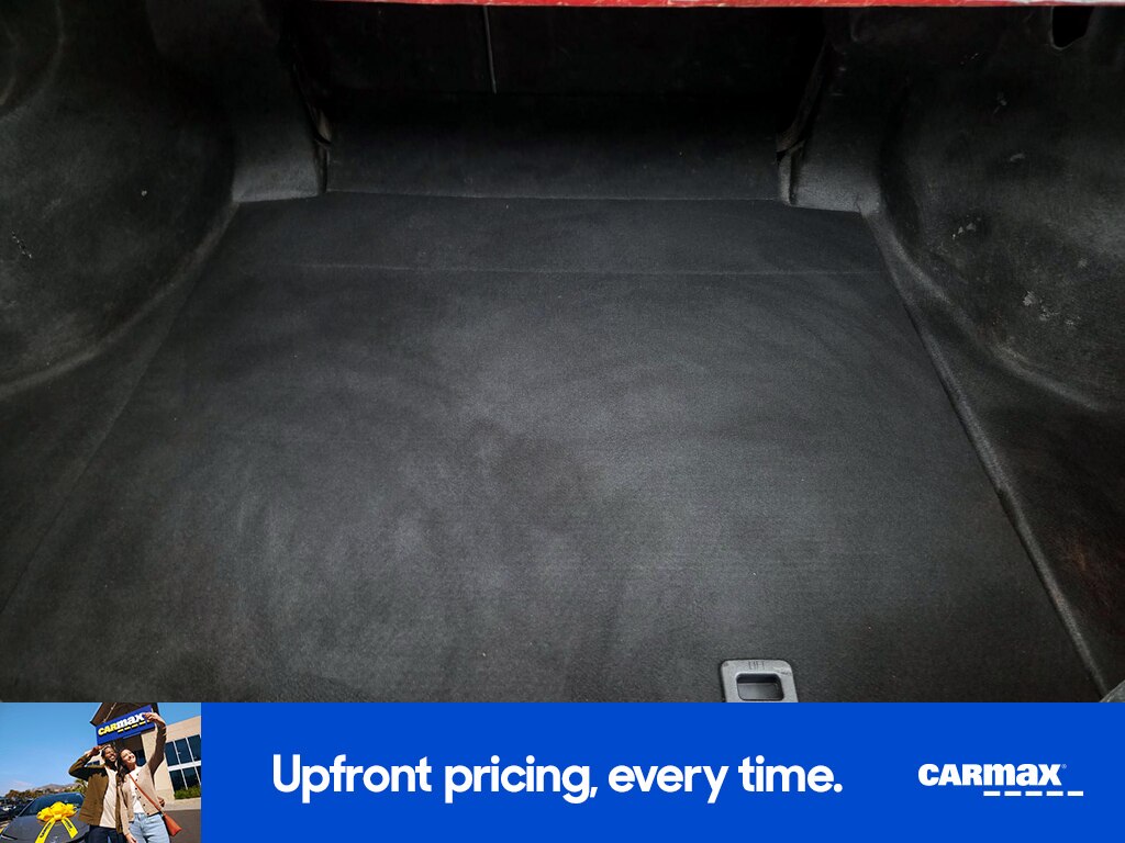 2020 Toyota Camry SE Image 8 of 23