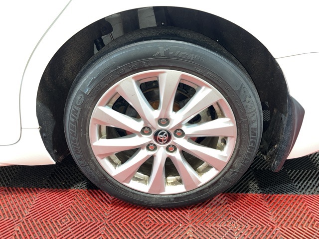 Vehicle image 33 of 37