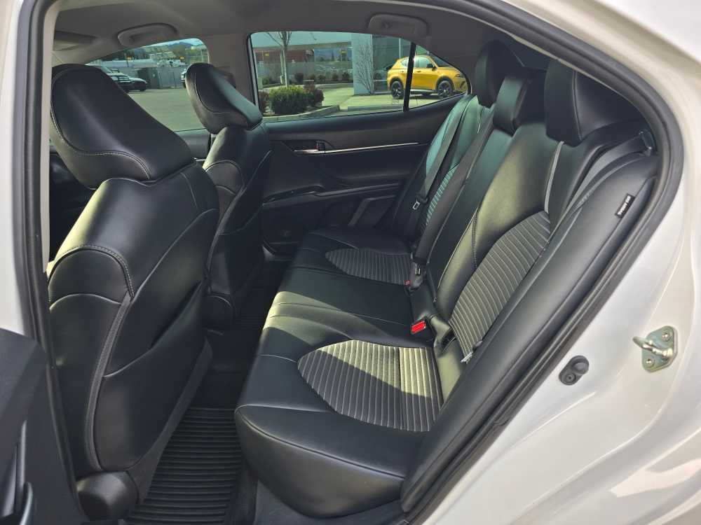 Vehicle image 17 of 21