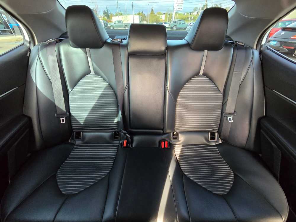 Vehicle image 18 of 21