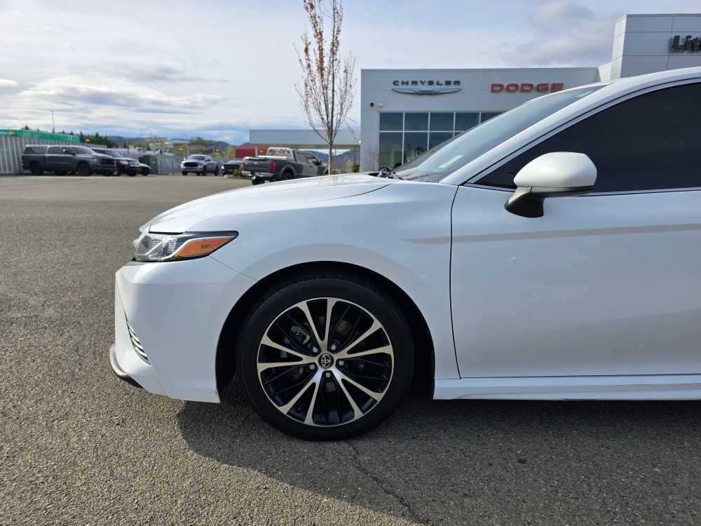 Vehicle image 9 of 21