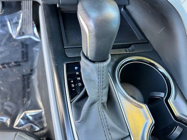 Vehicle image 21 of 34