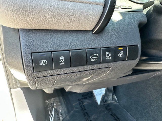 Vehicle image 25 of 34