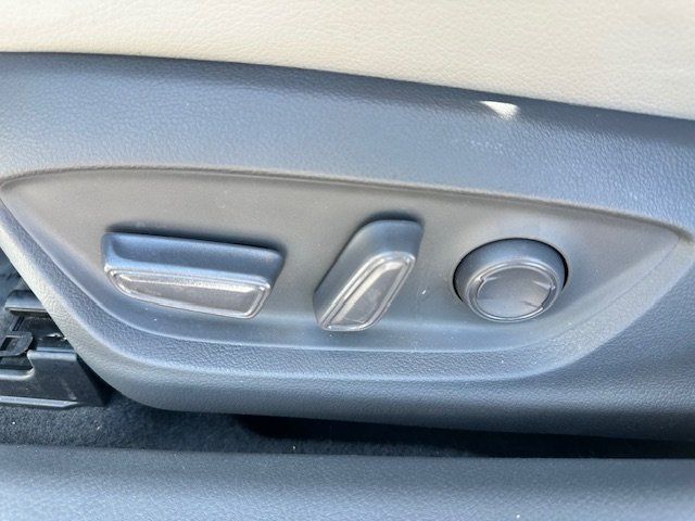 Vehicle image 27 of 34