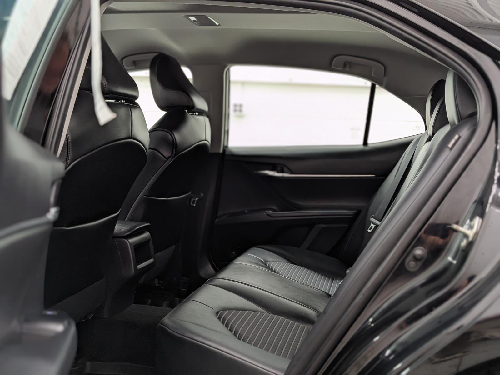Vehicle image 21 of 34