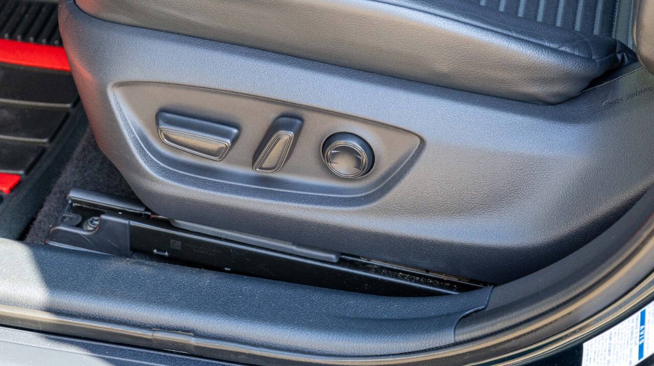 Vehicle image 15 of 28