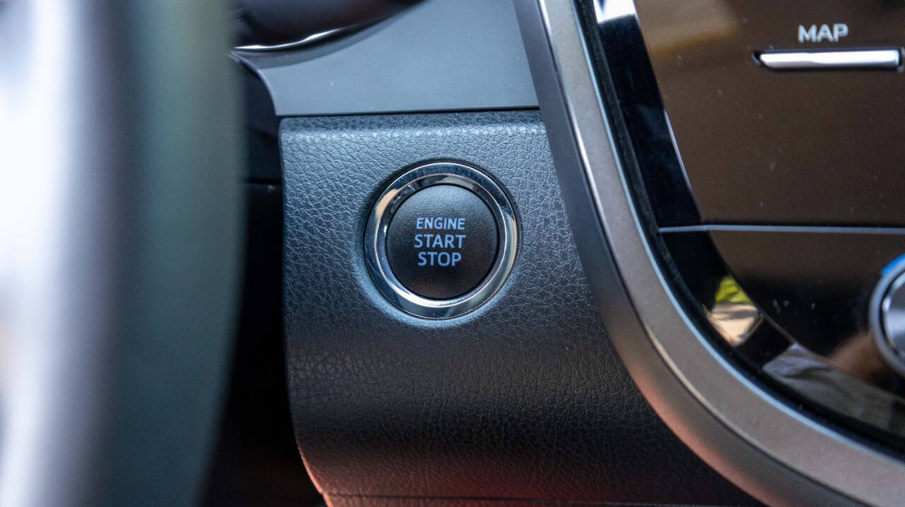 Vehicle image 21 of 28