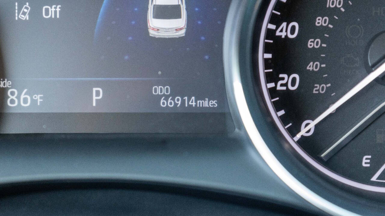 Vehicle image 20 of 28