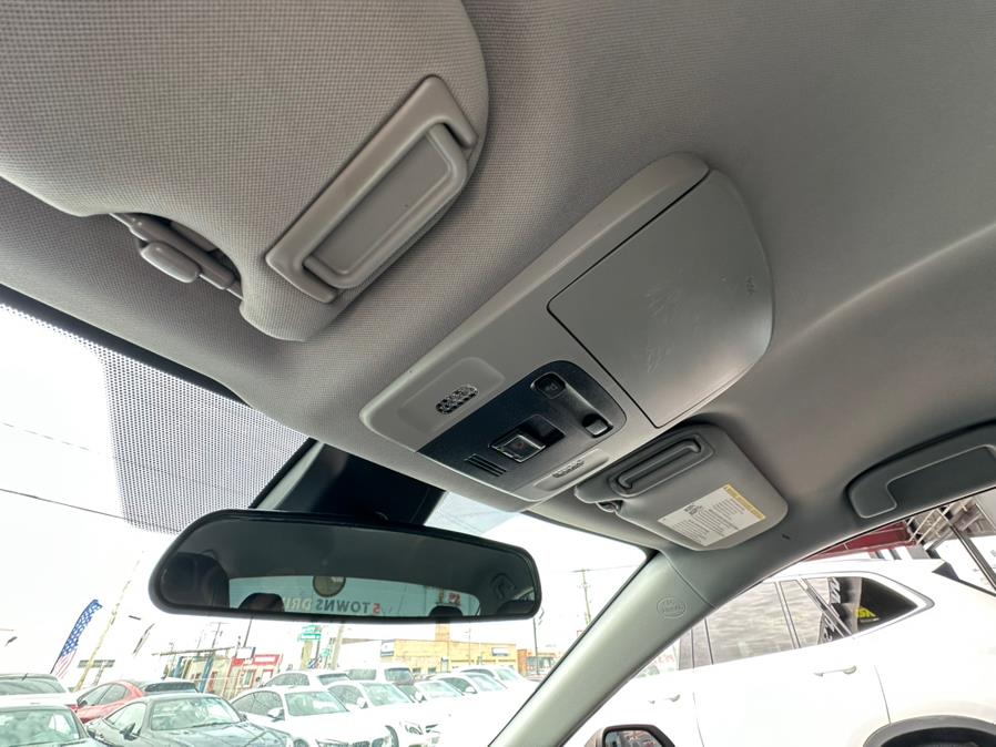Vehicle image 32 of 40