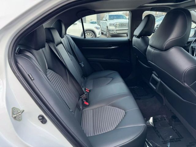 Vehicle image 15 of 21
