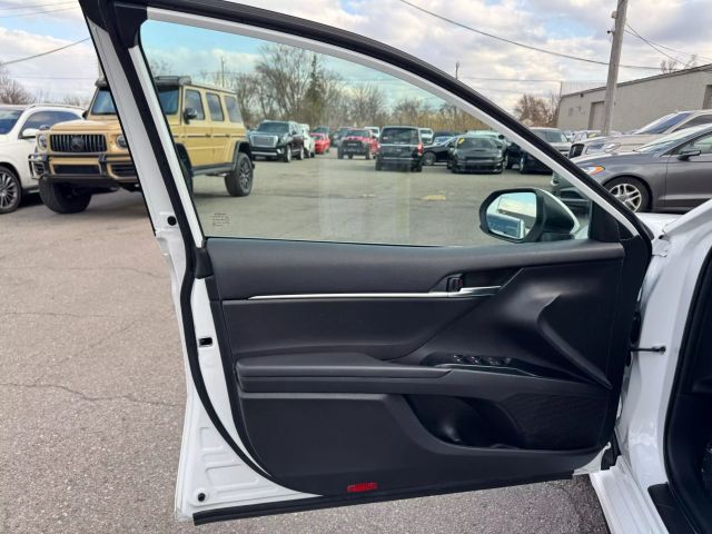 Vehicle image 11 of 21