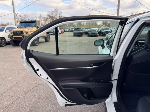 Vehicle image 14 of 21