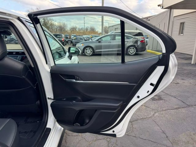 Vehicle image 17 of 21