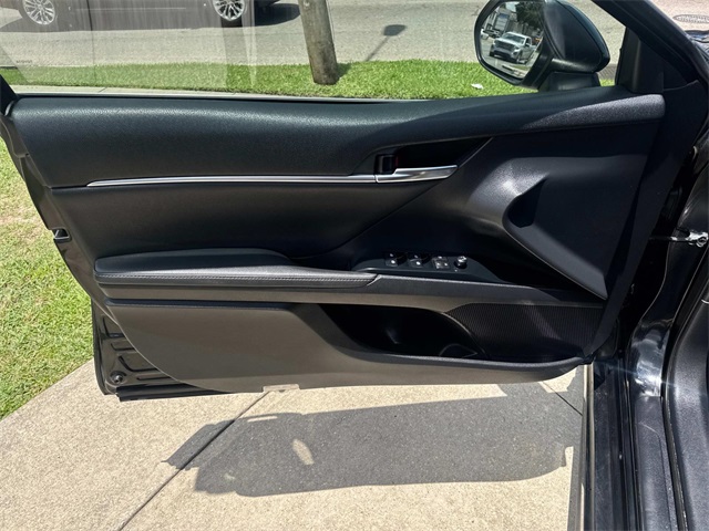 Vehicle image 21 of 27