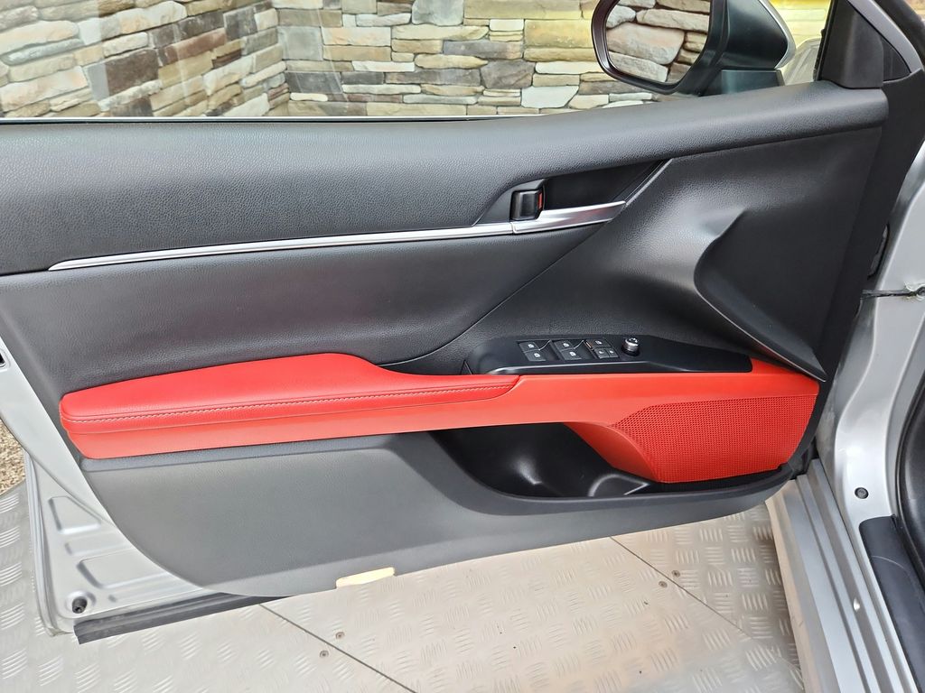 Vehicle image 18 of 33