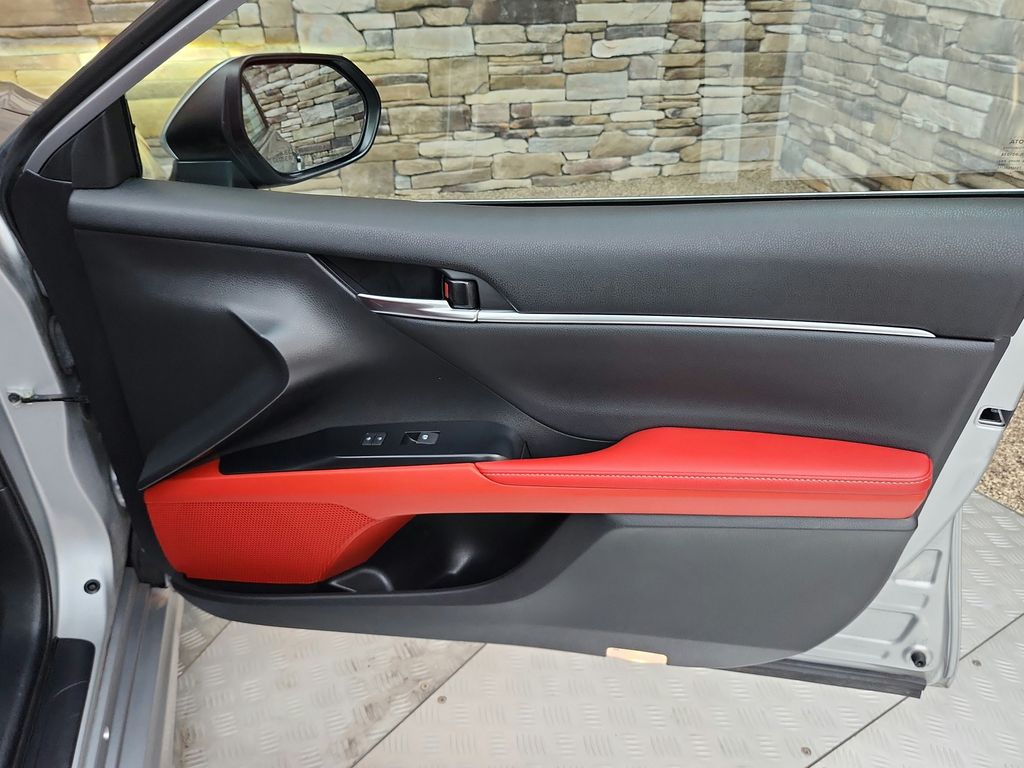 Vehicle image 23 of 33