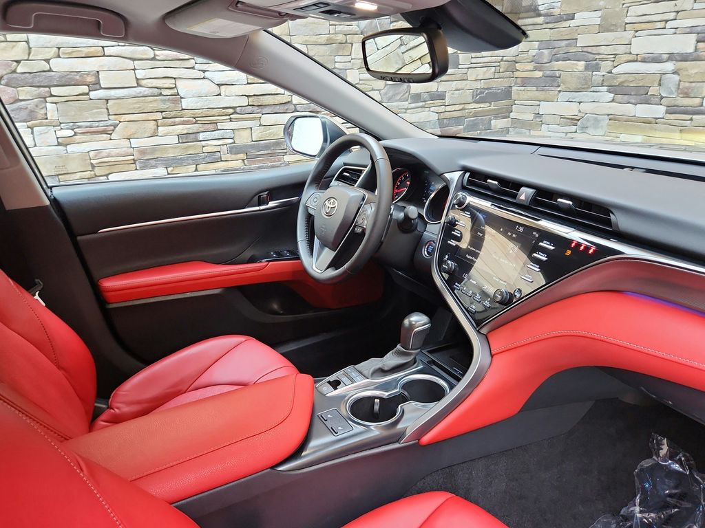 Vehicle image 21 of 33