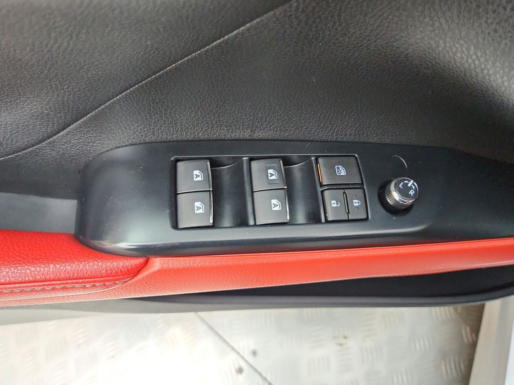 Vehicle image 17 of 33