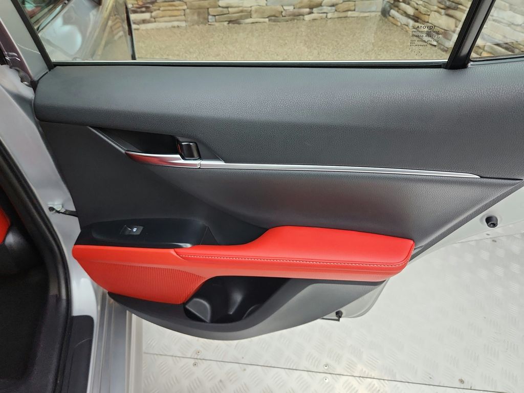 Vehicle image 25 of 33