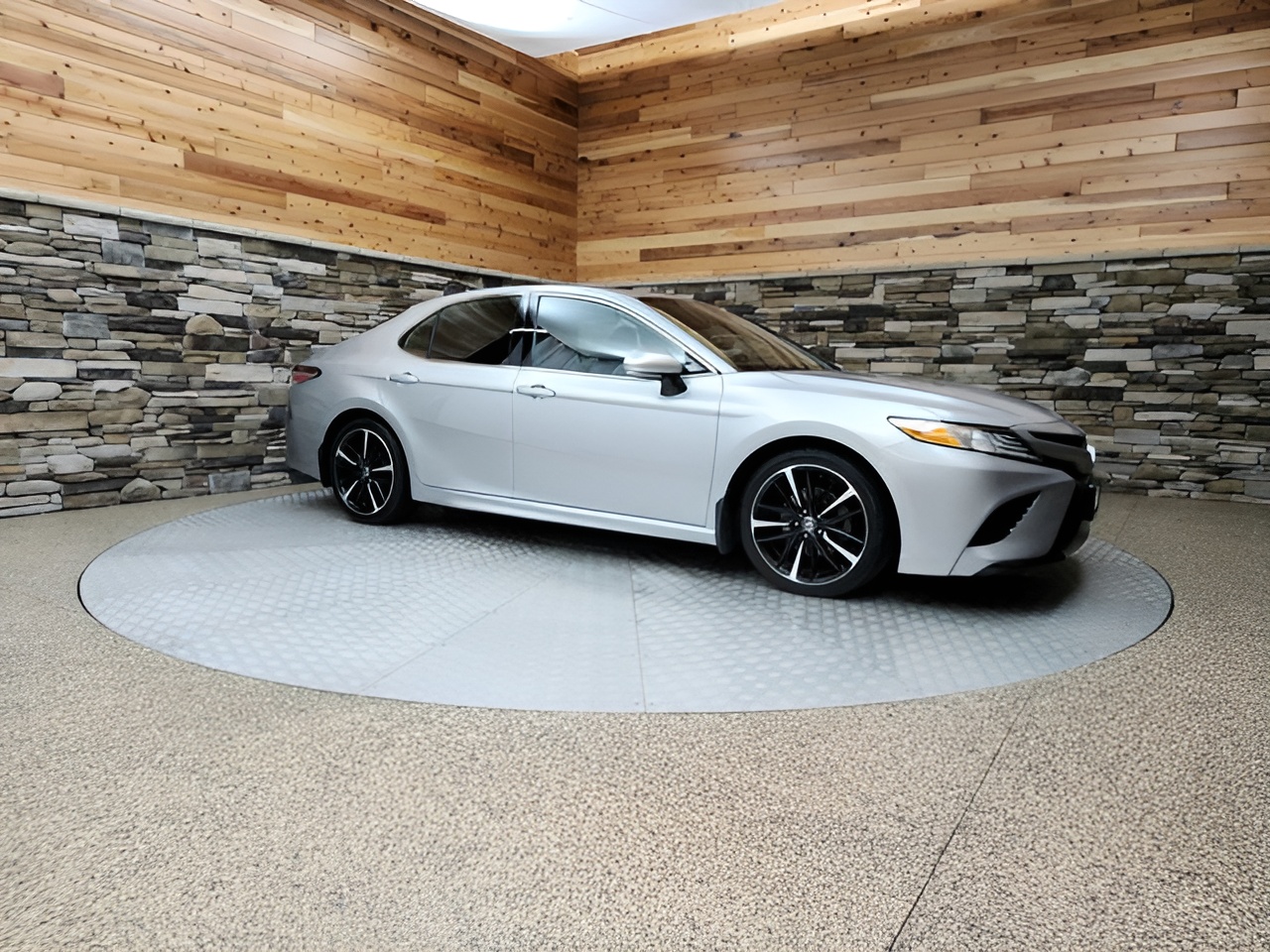Vehicle image 28 of 33