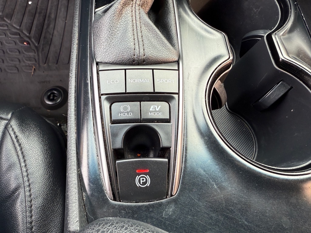 Vehicle image 21 of 31