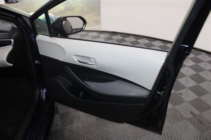 Vehicle image 33 of 50