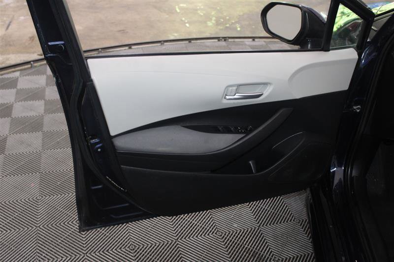 Vehicle image 17 of 50