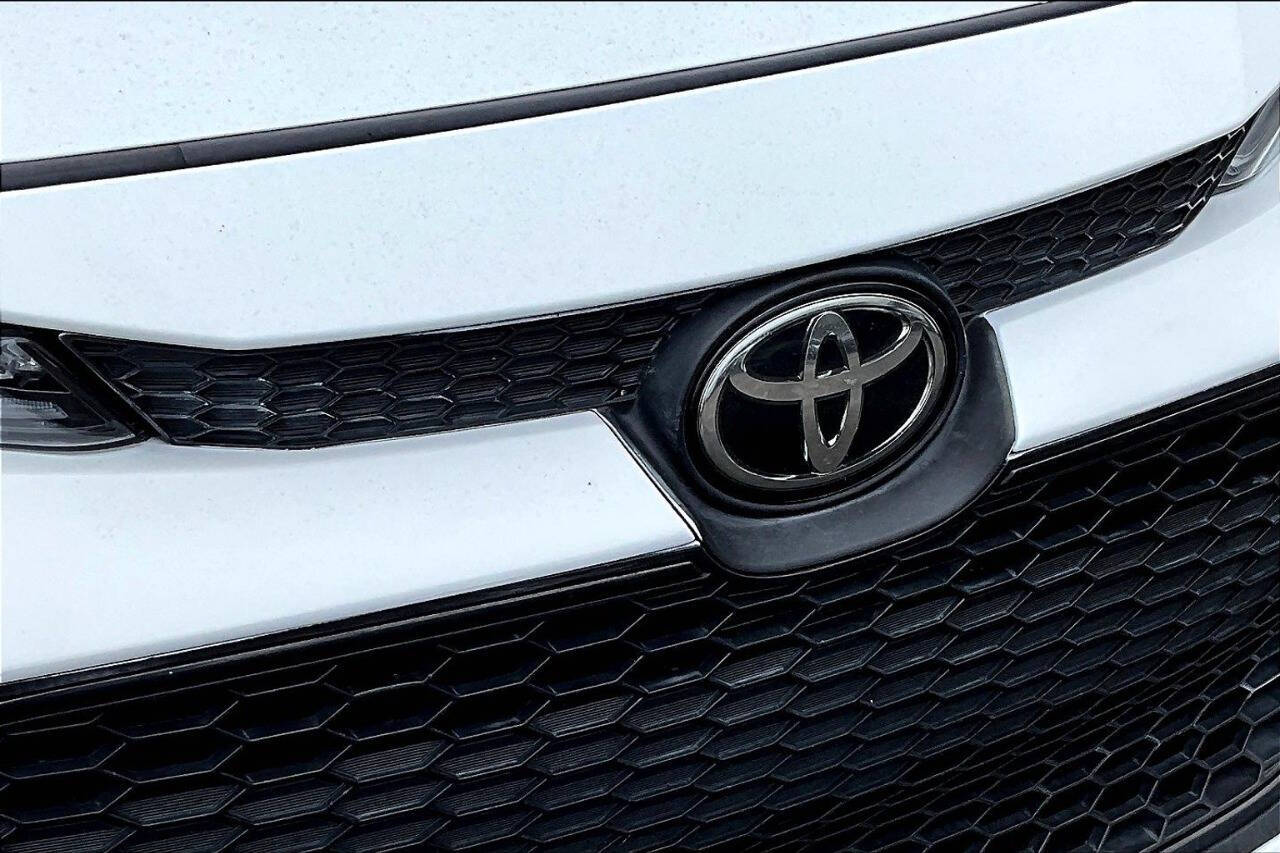 Vehicle image 27 of 30