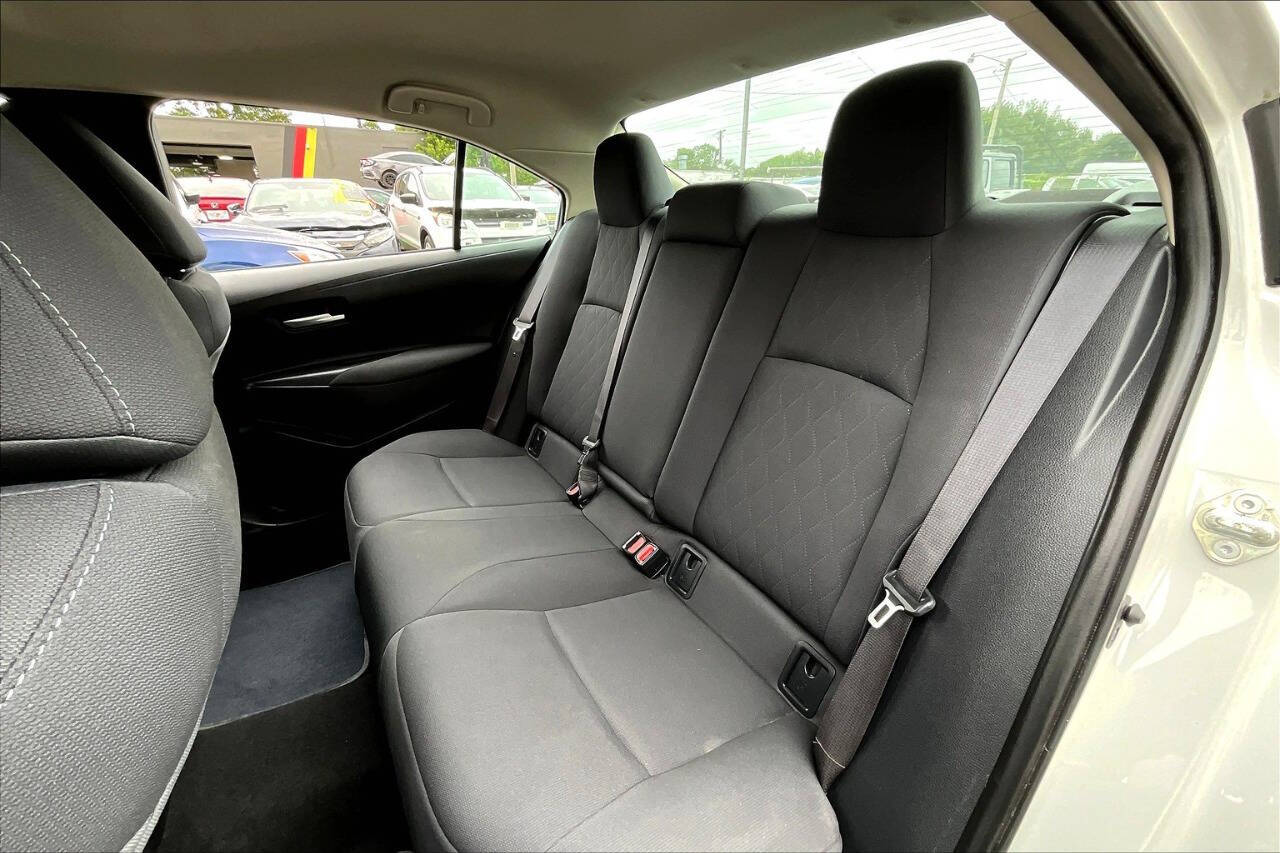 Vehicle image 23 of 30