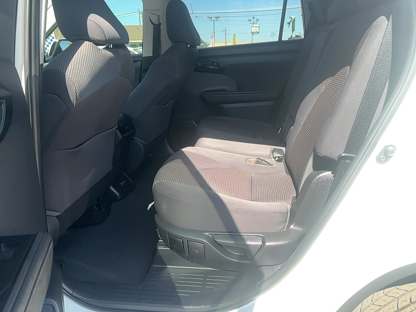 Vehicle image 12 of 14