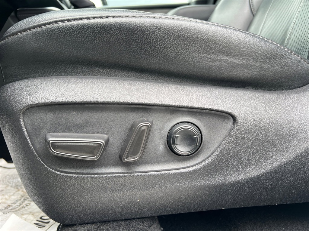 Vehicle image 13 of 32