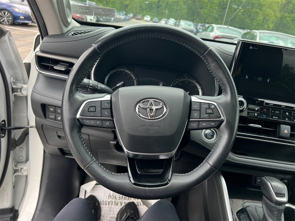 Vehicle image 15 of 32
