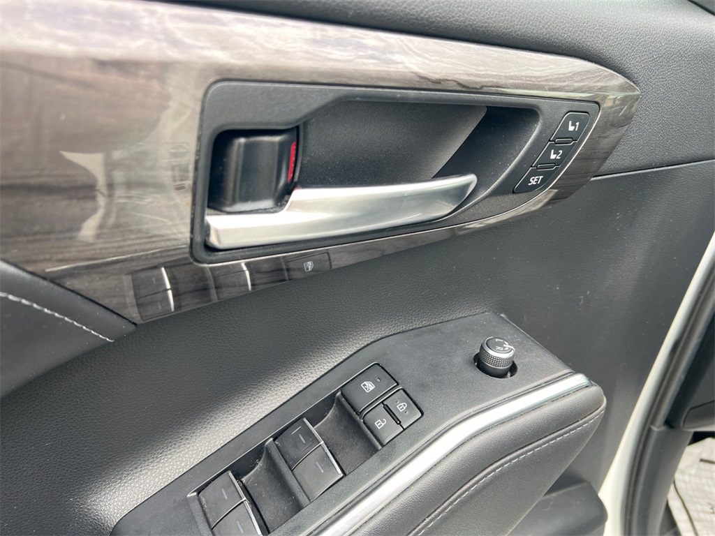 Vehicle image 14 of 32