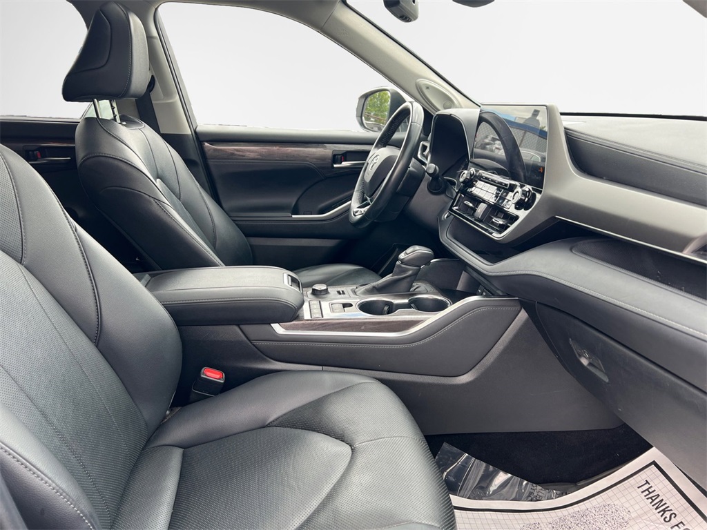 Vehicle image 26 of 32