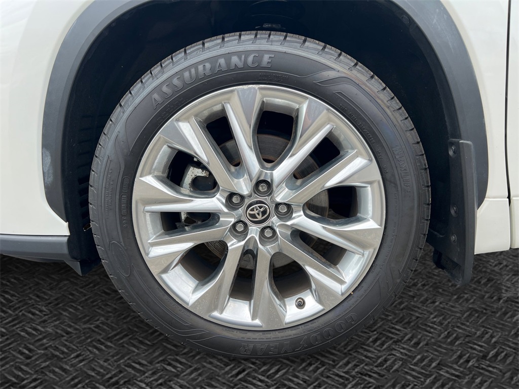 Vehicle image 10 of 32