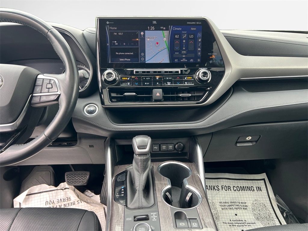 Vehicle image 21 of 32