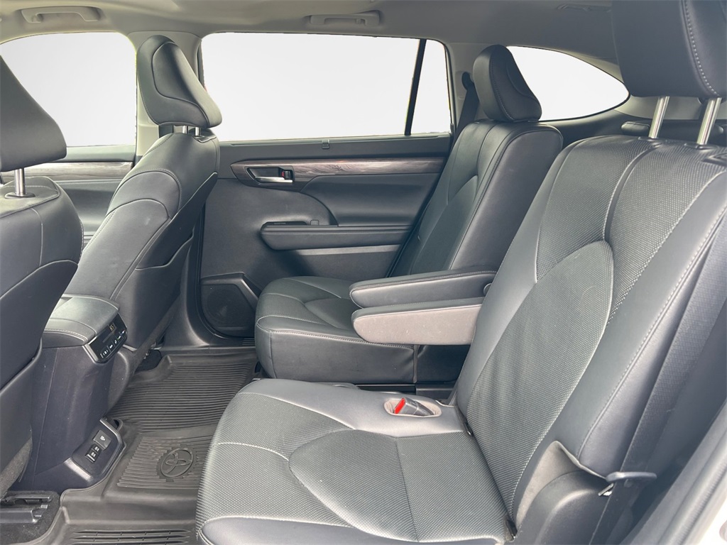 Vehicle image 24 of 32