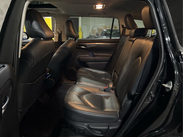 Vehicle image 8 of 14