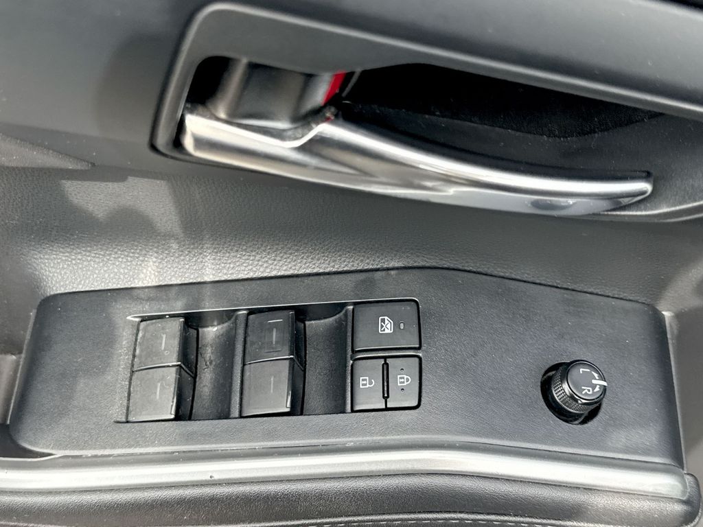 Vehicle image 13 of 28