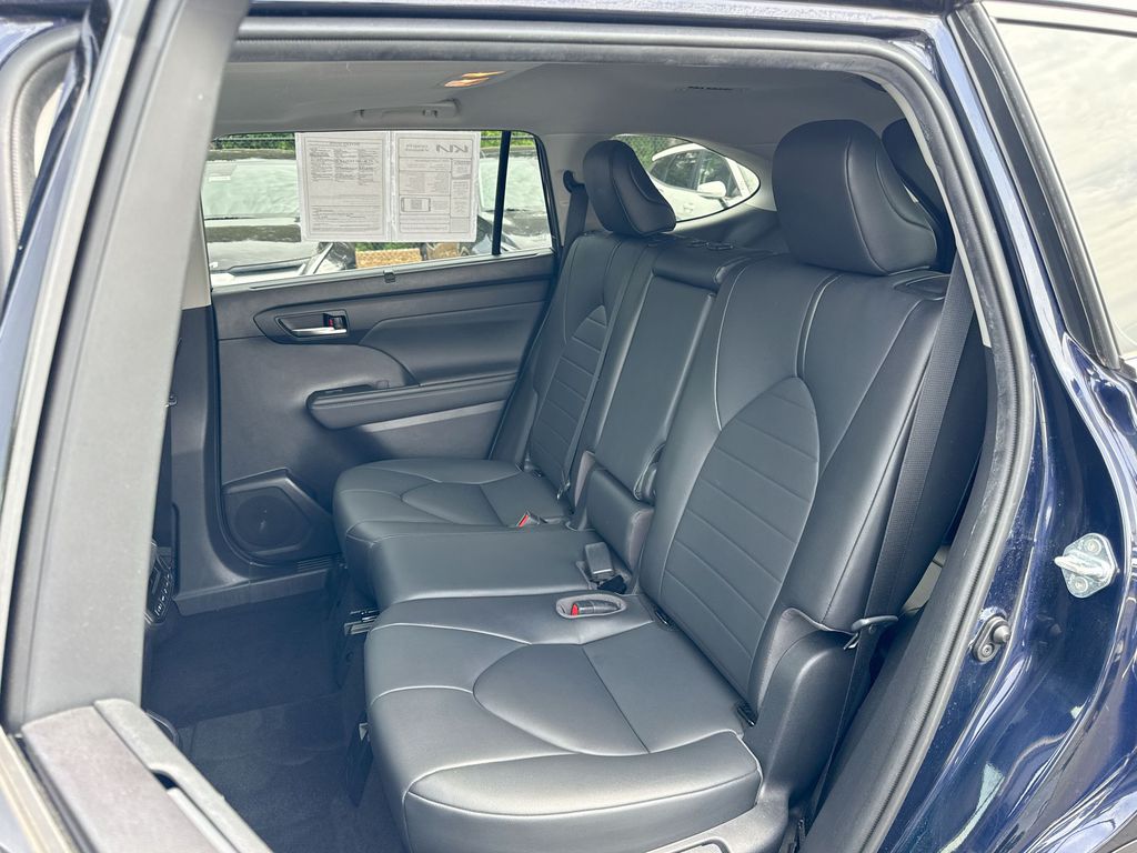 Vehicle image 23 of 28
