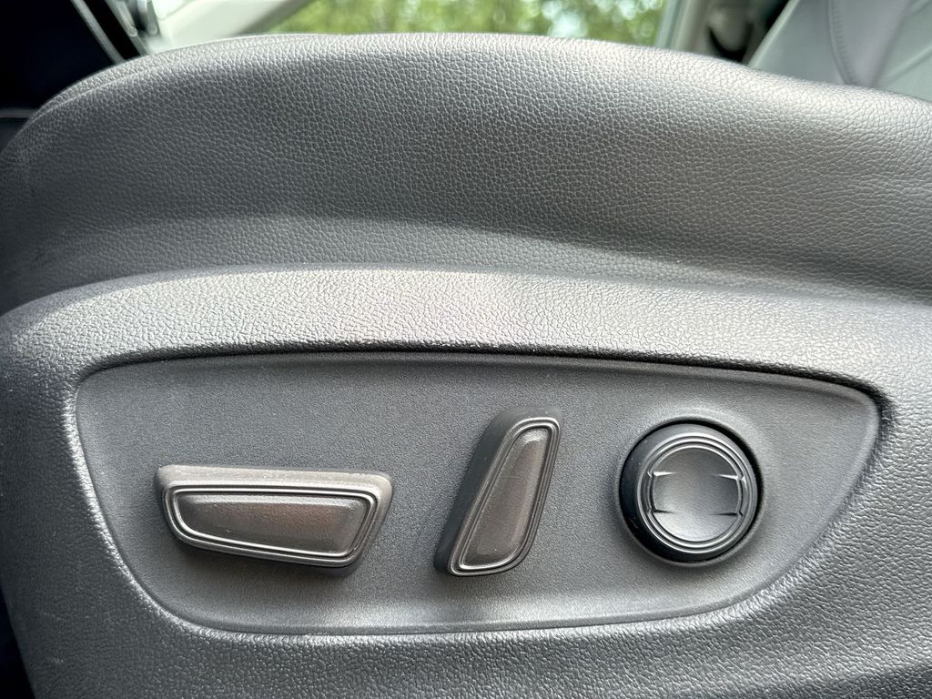 Vehicle image 12 of 28