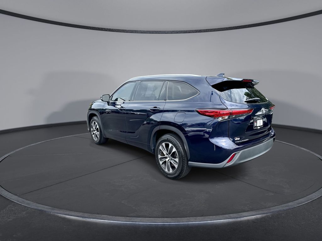 Vehicle image 8 of 28