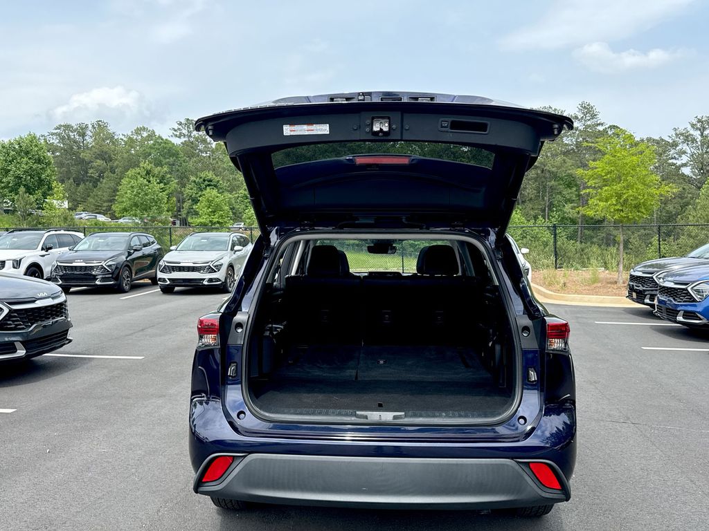 Vehicle image 25 of 28