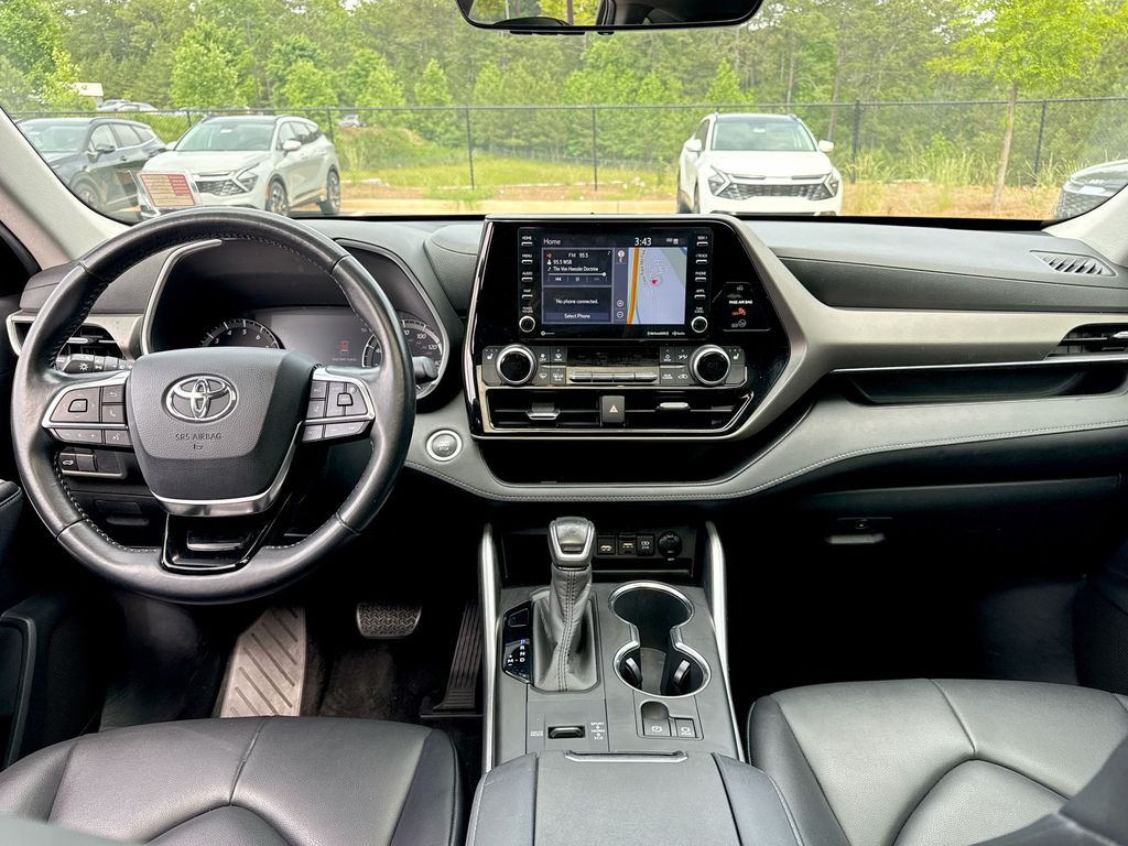 Vehicle image 21 of 28