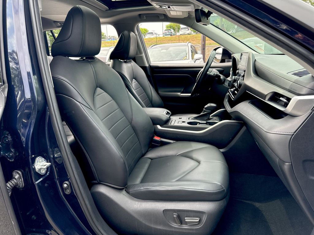 Vehicle image 27 of 28