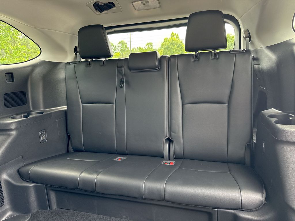 Vehicle image 24 of 28