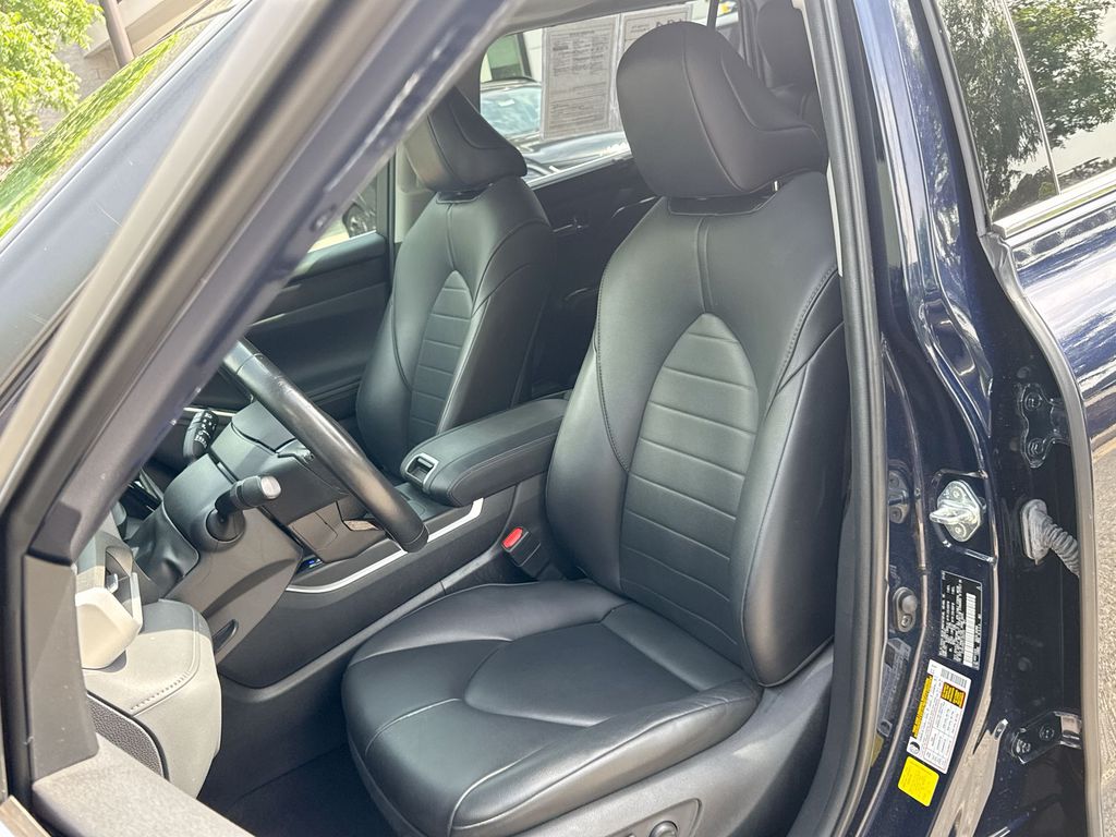 Vehicle image 11 of 28