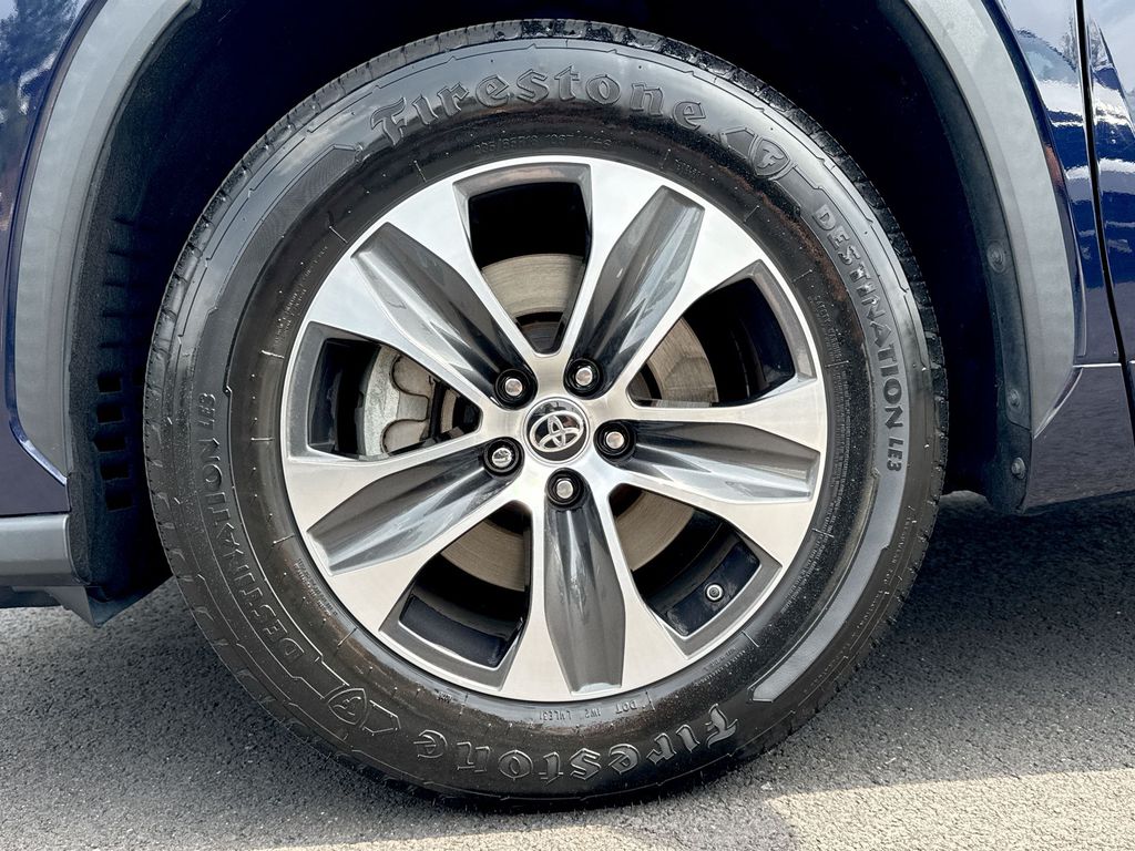 Vehicle image 10 of 28
